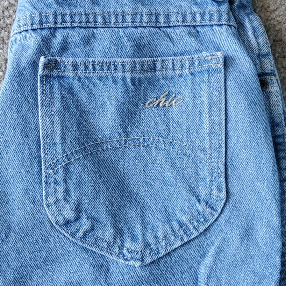 Vintage Chic High Waisted Lightwash Mom Jeans - Picture 3 of 6